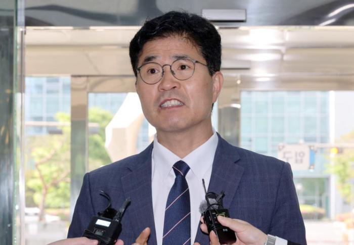 '식비 대납 의혹' 이원택 후보, 경찰 조사 출석 기사 이미지