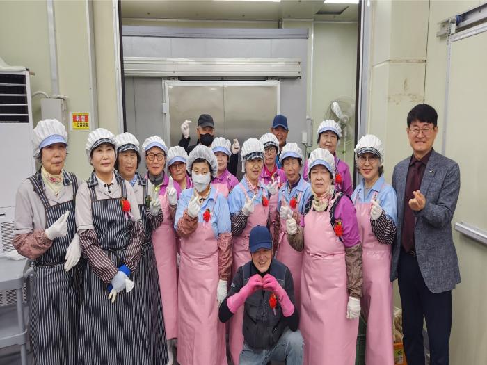 완주시니어클럽, 노인 일자리 어르신 꽃 선물 기사 이미지