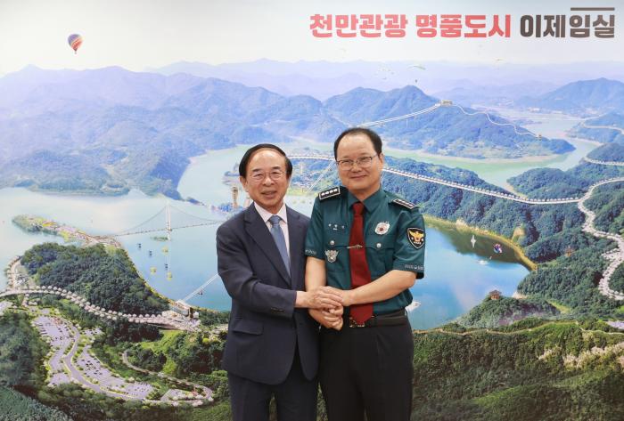 임실군 신임경찰서장 접견, 지역치안 협력 강화 논의 기사 이미지