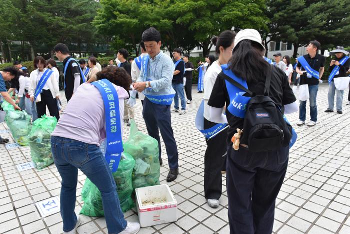 전북도 스포츠 에코 플로깅 "걷고 줍고 함께한다" 기사 이미지