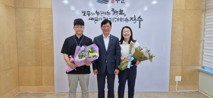 장수군, 2026년 상반기 민원후견인 및 2분기 민원행정 우수공무원 3명 시상 기사 이미지