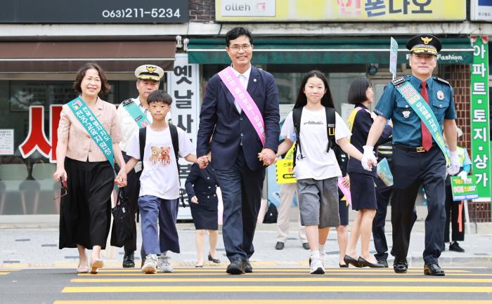 전북도, 민·관·경 합동 어린이 교통안전 캠페인 실시 기사 이미지