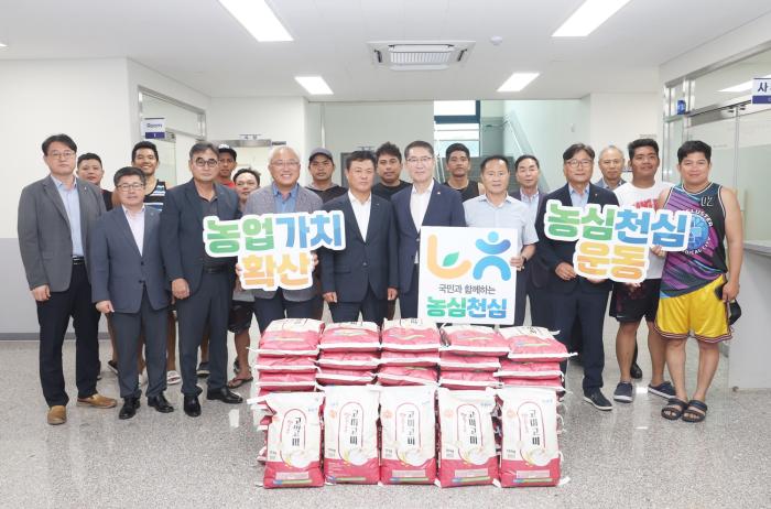 정읍 농협 조합장들, 외국인 계절근로자에 쌀 450㎏ 전달 기사 이미지