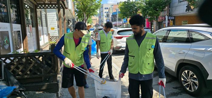 완주 외국인 주민, 가족과 함께 산단 환경정화 봉사 기사 이미지