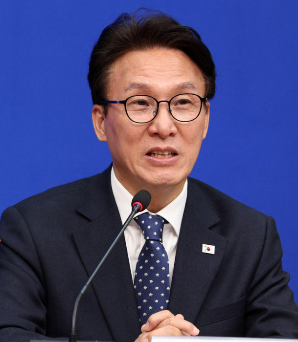 김민석 “이중당적 정리가 반드시 선결되어야” 기사 이미지