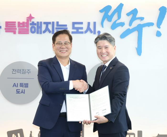 조지훈 전주시장이 21일 시청 시장실에서 홍건표 천마개발 대표와 전주대대 이전 및 부지개발사업 민자유치시행 변경 협약식을 갖고 기념촬영을 하고 있다 사진전주시