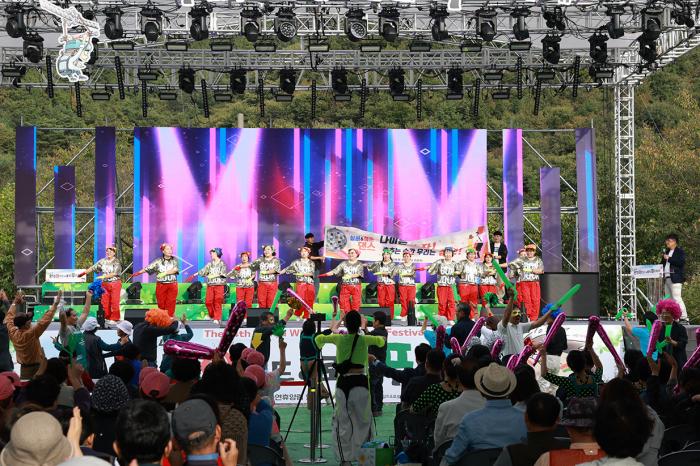 완주 어르신들, 와푸 축제서 체조로 활력 충전 기사 이미지