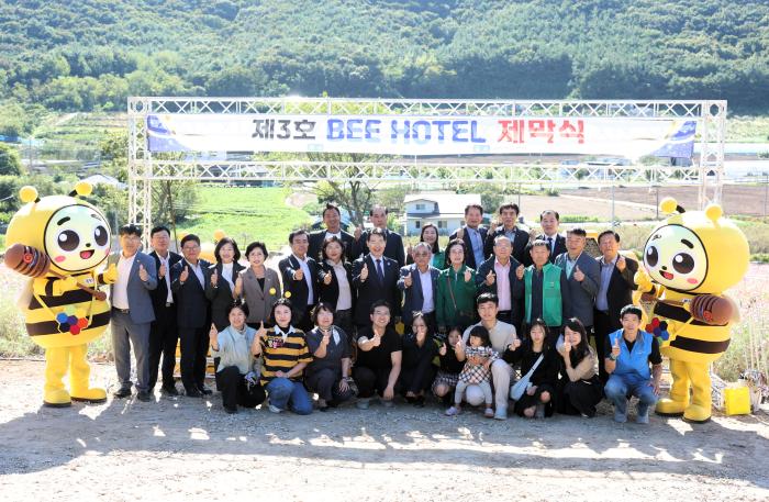 부안군, 전국 최조 야생벌 보호 ‘제3호 비 호텔 준공’ 기사 이미지