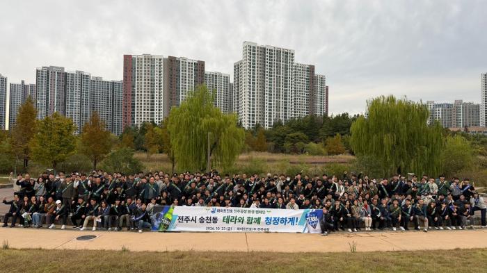 하이트진로 전주공장, 지역사회 환경정화 및 소상공인 판촉 지원 활동 기사 이미지